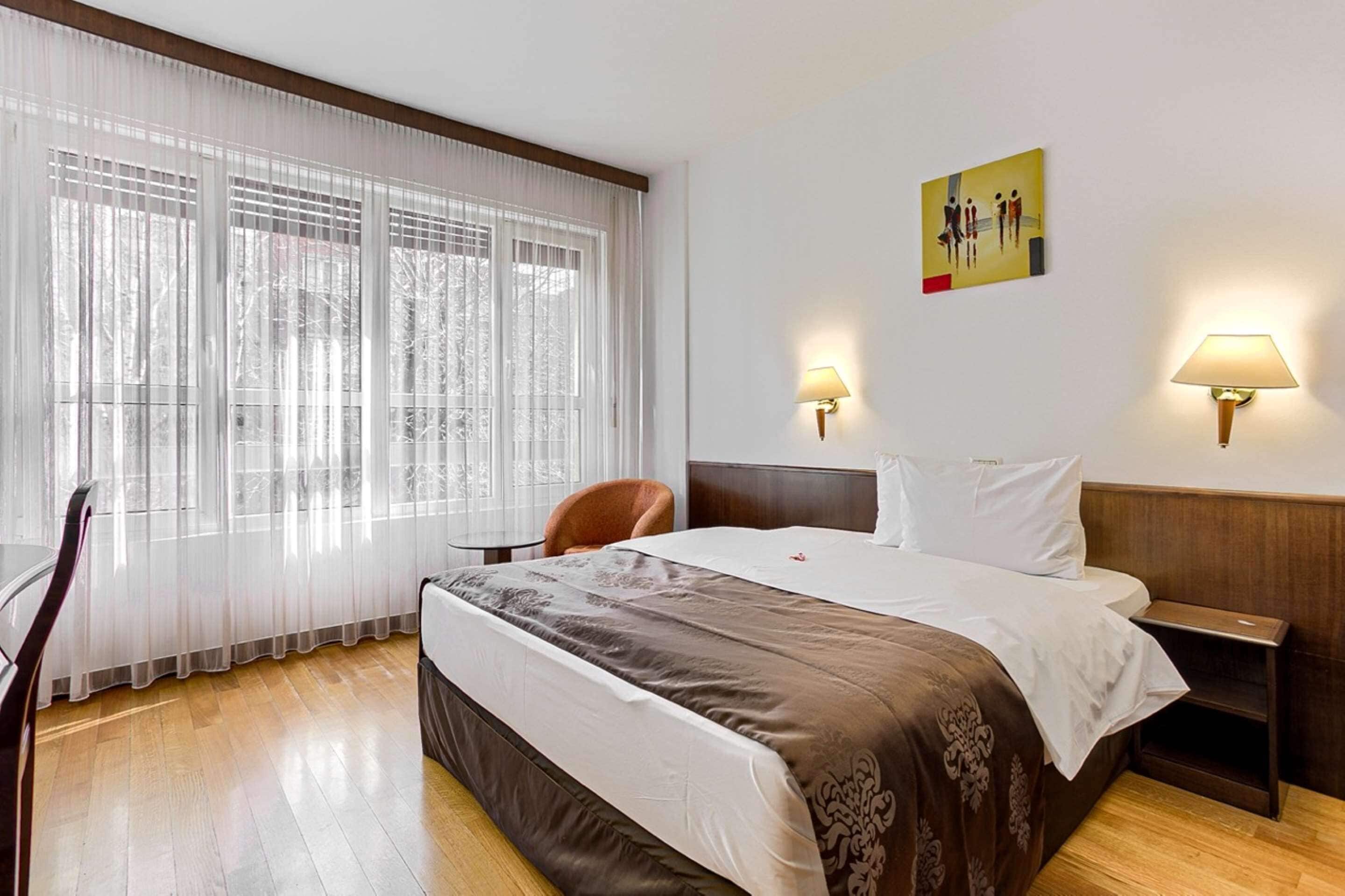 superior room, 1 queen bed, non smoking | minibar, in-room safe, soundproofing, free wifi
