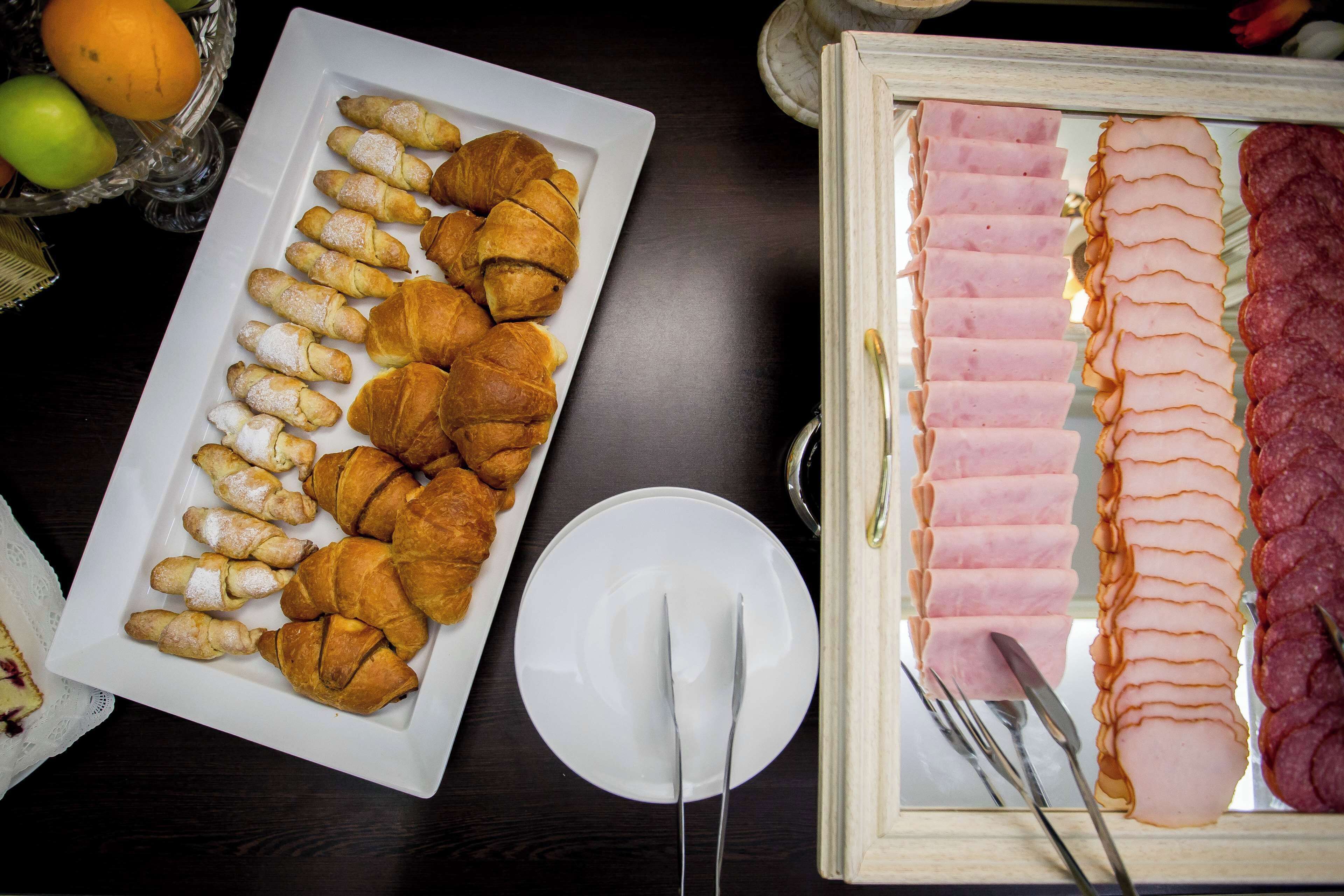 free daily full breakfast