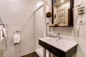 Superior Room, 1 Queen Bed, Non Smoking | Bathroom | Hair dryer, slippers, towels - Best Western Central Hotel (Arad)