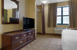 Studio, 1 Queen Bed, Non Smoking | Desk, iron/ironing board, free WiFi, bed sheets