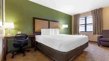 Escritorio, tabla de planchar con plancha, wifi gratis y ropa de cama