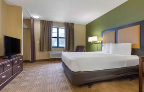 Studio, 1 Queen Bed, Non Smoking | Desk, iron/ironing board, free WiFi, bed sheets