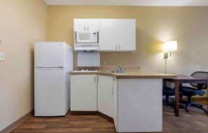 Estudio, 2 camas dobles, no fumadores | Cocina privada | Frigorífico grande, microondas, placa de cocina y cafetera o tetera