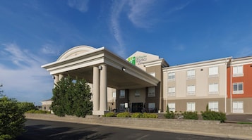 Edifício Holiday Inn Express com fachada clássica, colunas imponentes e entrada destacada.