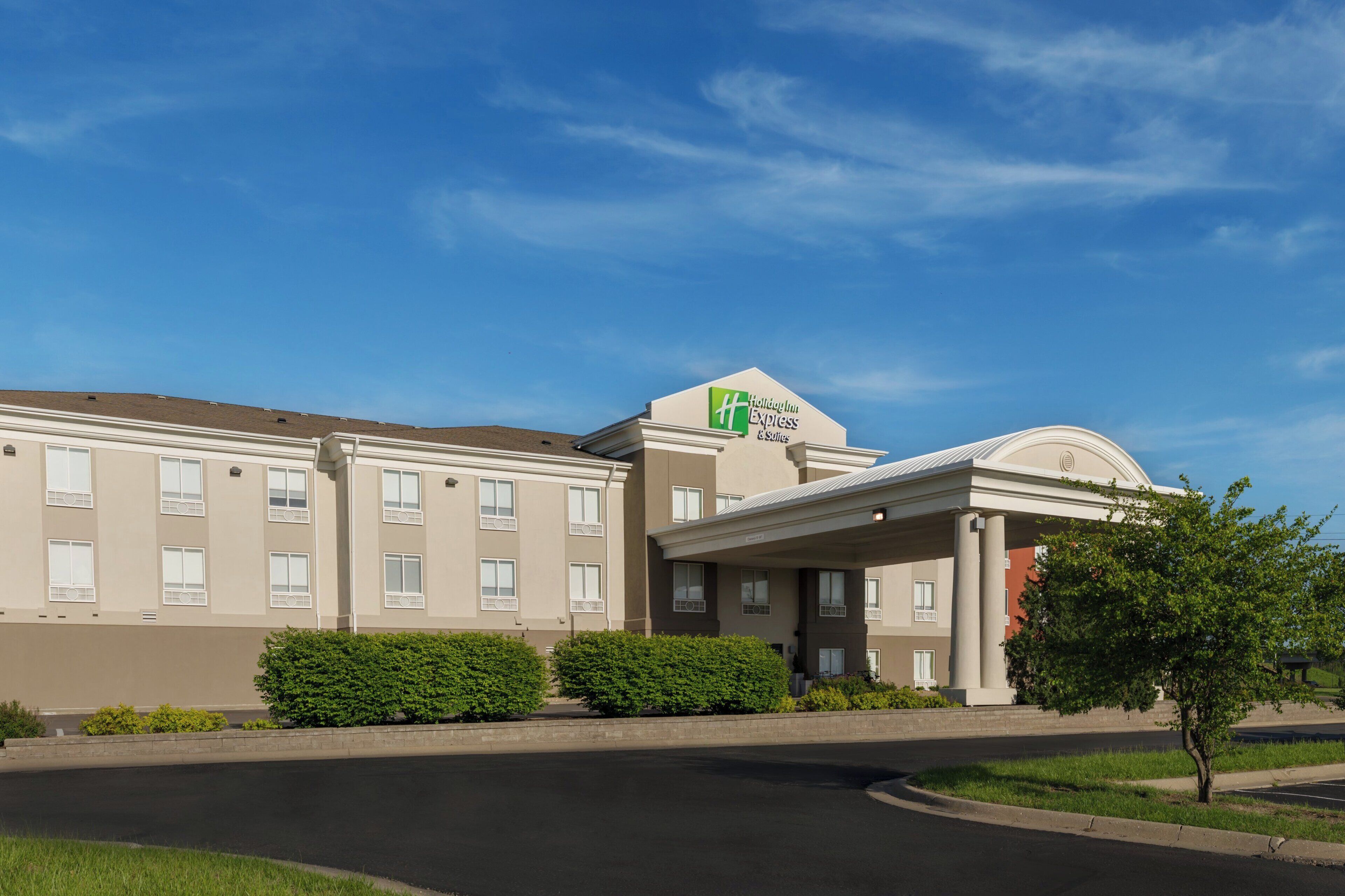 A Holiday Inn Express hotel with a covered entrance and a parking lot.