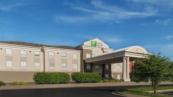 A Holiday Inn Express hotel with a covered entrance and a parking lot.