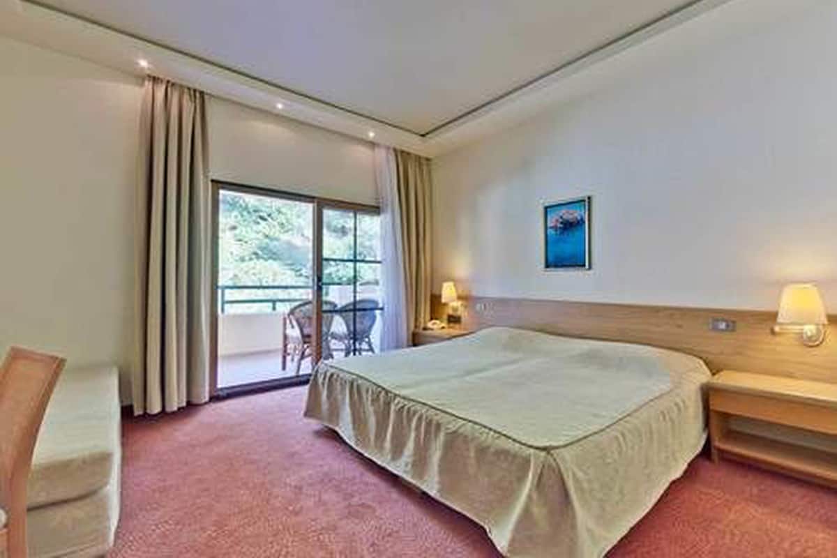 Standard Double Room, Garden View | Premium bedding, in-room safe, desk