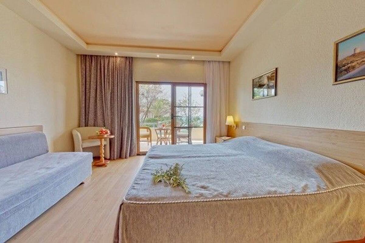 Premium bedding, in-room safe, desk