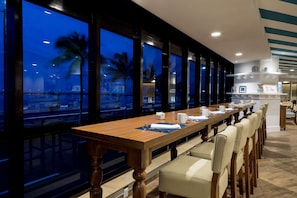 Petit déjeuner, déjeuner et dîner servis sur place, vue sur la mer