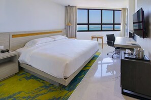 Room, 1 King Bed, Non Smoking, Beach View | Premium bedding, down comforters, pillowtop beds, in-room safe - DoubleTree by Hilton Hotel Veracruz (Veracruz)