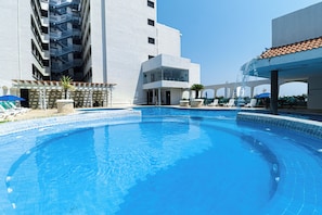 室外游泳池,日光浴躺椅