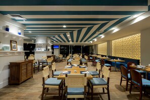 Se sirven desayunos y cocina internacional (con vistas al mar) 