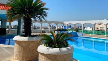 Piscina externa, espreguiçadeiras