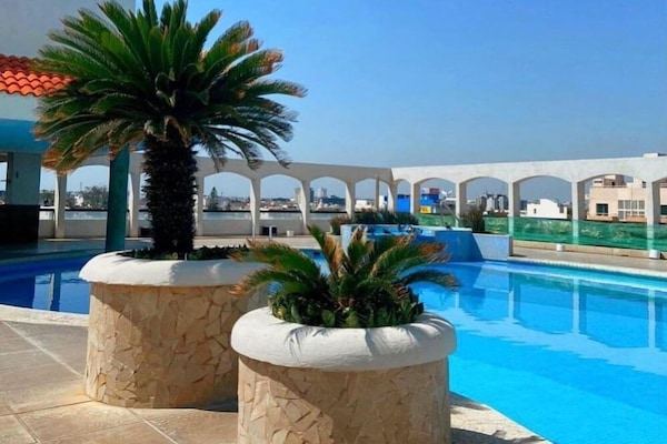 Hồ bơi ngoài trời, ghế dài tắm nắng