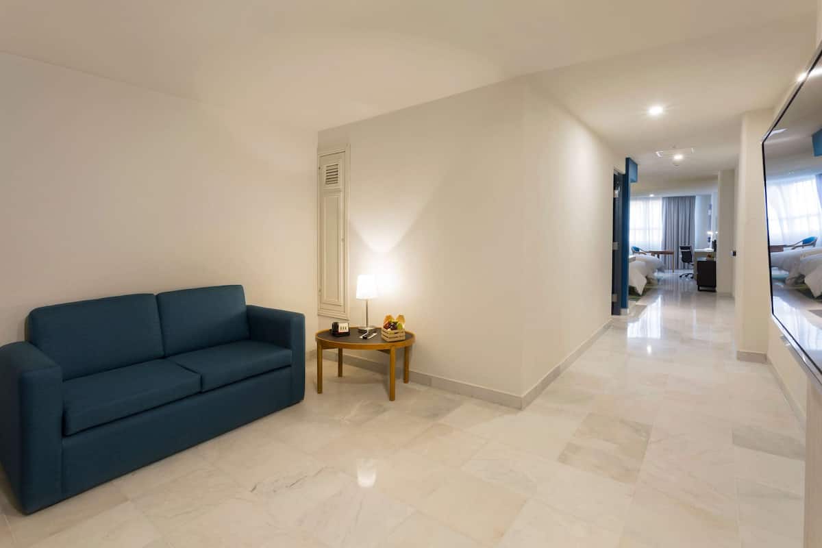 Junior Suite, 2 Queen Beds, Non Smoking, Beach View | Living area