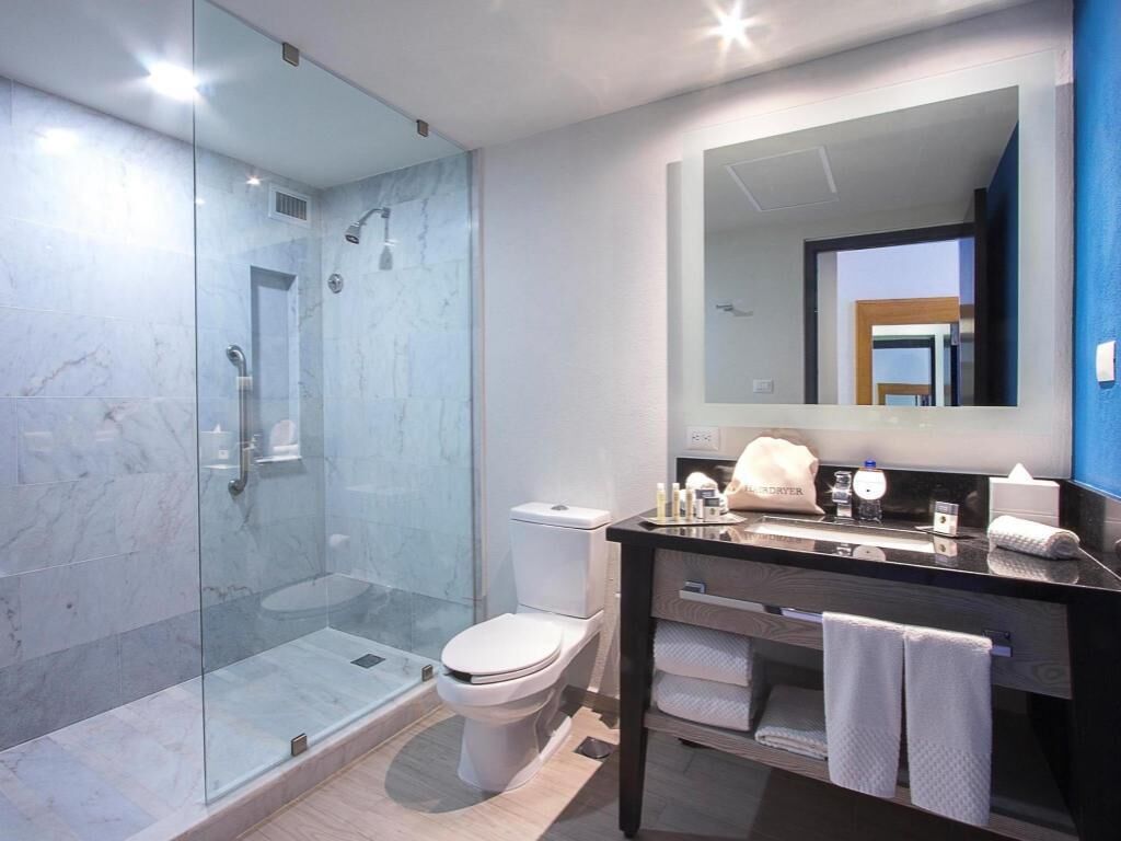 Salle de bain | Douche cascade, articles de toilette (gratuits), séchoir à cheveux