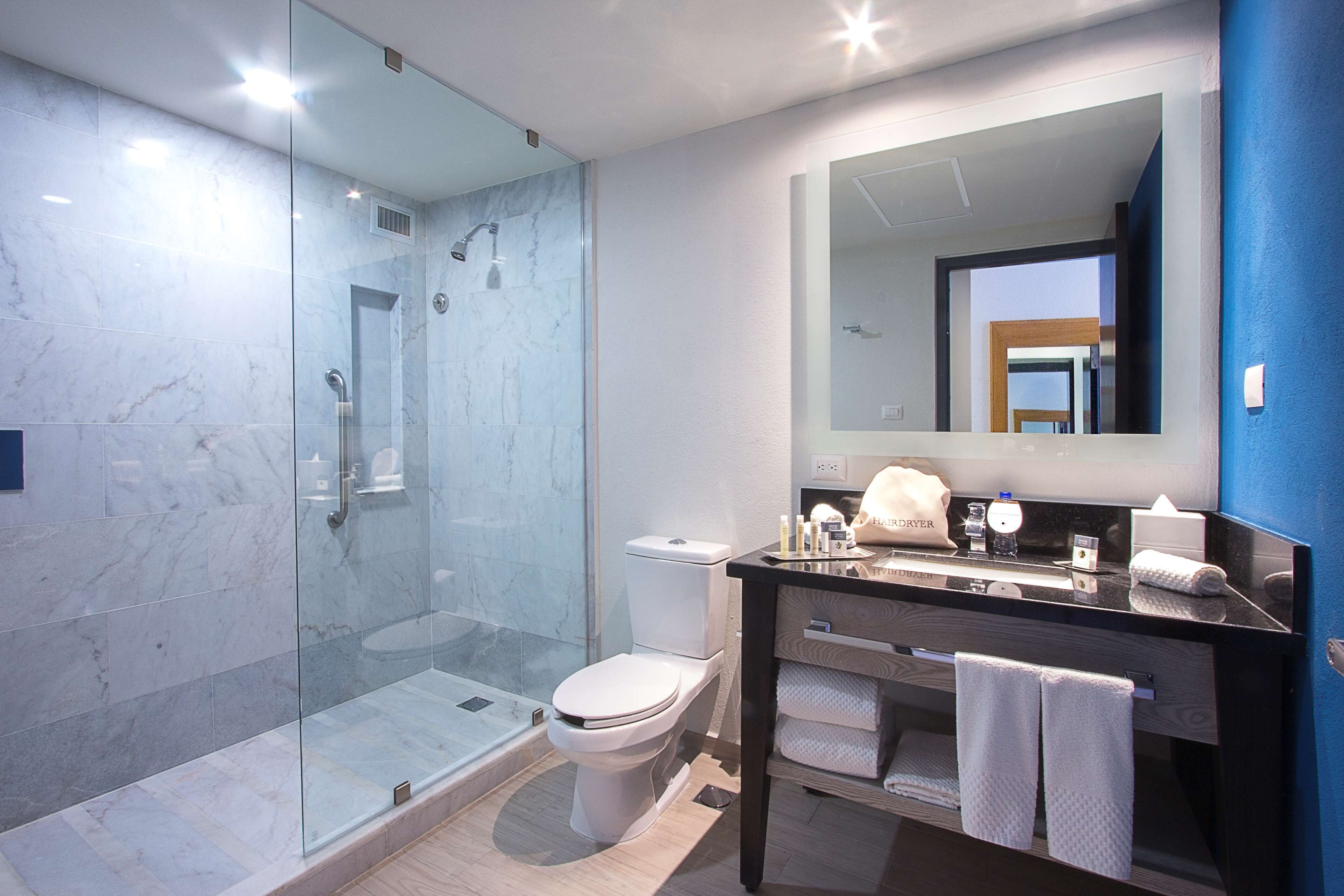 rainfall showerhead, free toiletries, hair dryer, towels