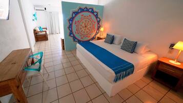 Espacio para trabajar con laptop y cortinas blackout