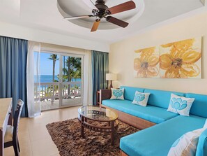 Suite Premium, frente al mar (Level) | Colchones con acolchado adicional, minibar, caja fuerte y escritorio