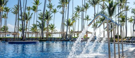 Una piscina al aire libre, sillones reclinables de piscina