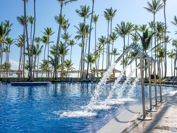 Piscine extérieure, chaises longues