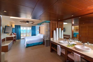 Suite Premium, frente al mar (Level) | Baño | Ducha y bañera combinadas y artículos de higiene personal gratuitos