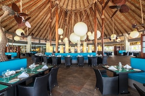 5 restauranter; serverer frokost, aftensmad og internationale retter