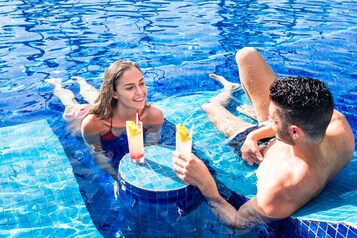 2 bares y bar junto a la piscina