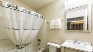 Ein Badezimmer mit Badewanne, Toilette und Waschbecken.