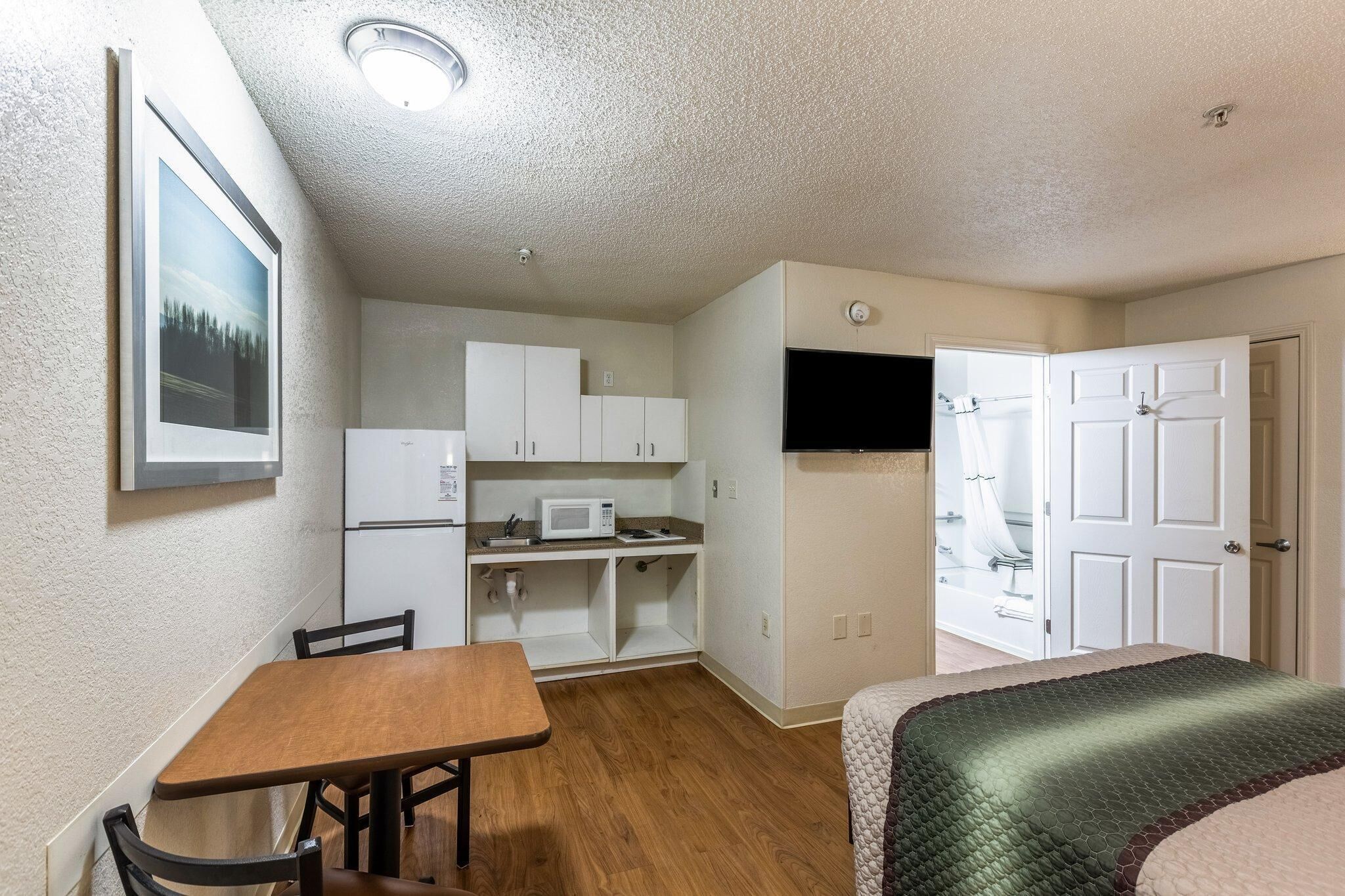 Studio, 2 Double Beds, Non Smoking (Renovated) | Desk, free WiFi, bed sheets, alarm clocks