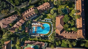 Piscina all'aperto, ombrelloni da piscina, lettini