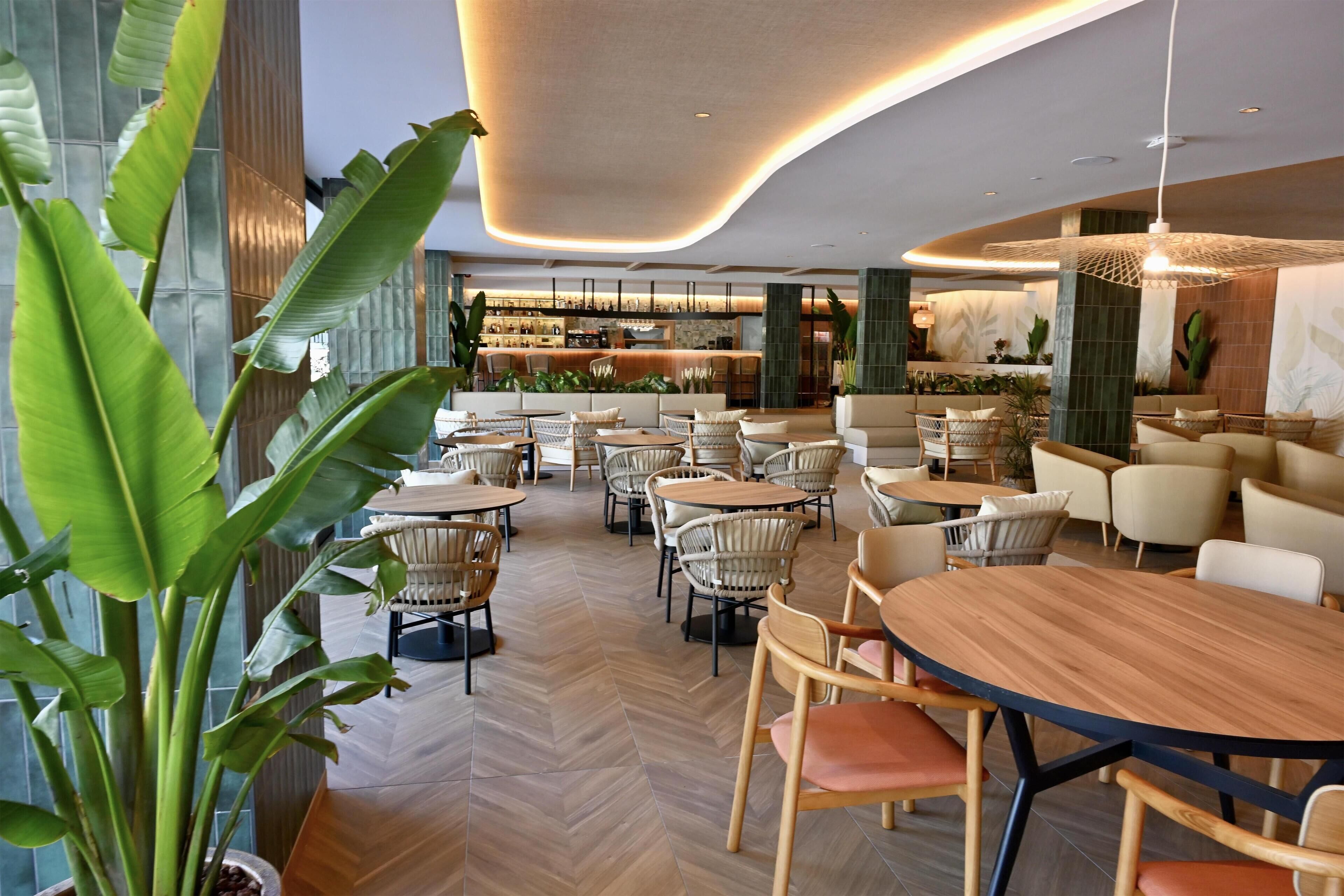 2 bares, bar junto a la piscina
