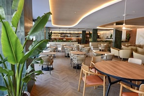 2 bares/lounges, bar ao lado da piscina