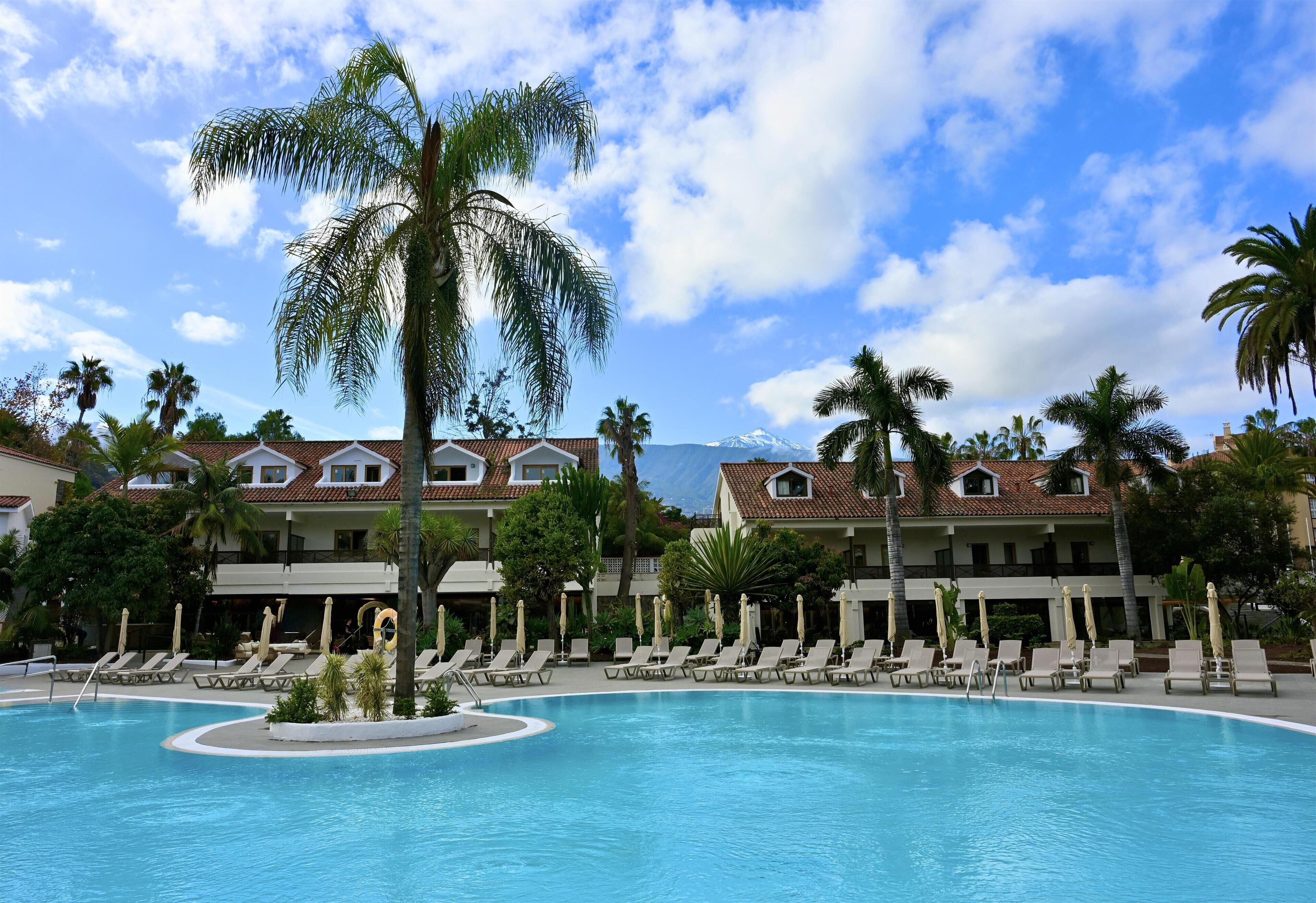 Utendørsbasseng, bassengparasoller og solsenger