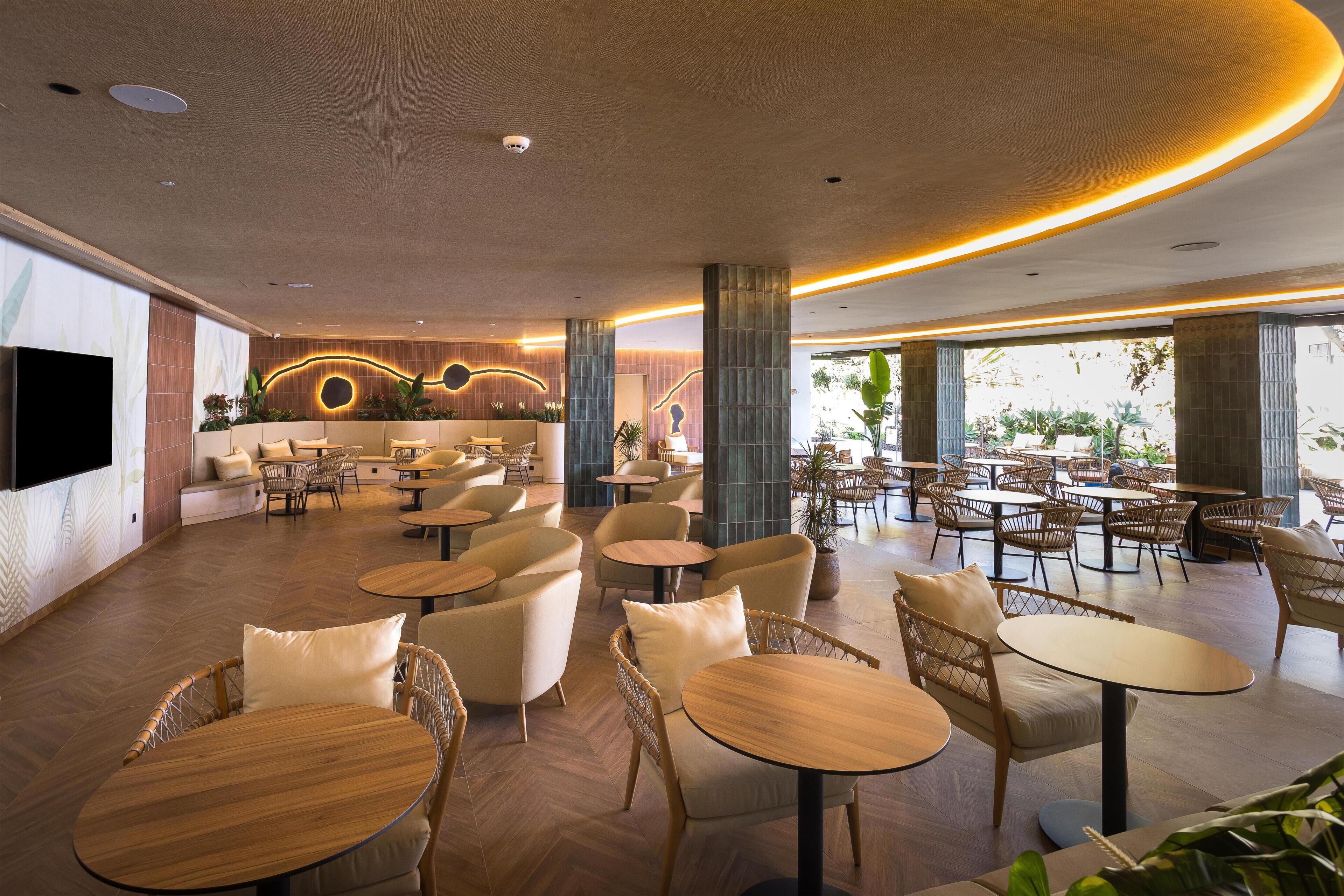 2 bars/lounges, een poolbar