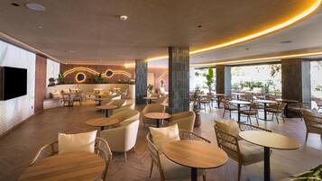 2 bars/lounges, een poolbar
