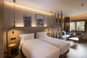 Frigobar, cofres nos quartos, escrivaninha, cortinas blackout