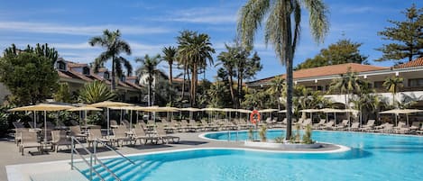 Piscine extérieure, parasols de plage, chaises longues