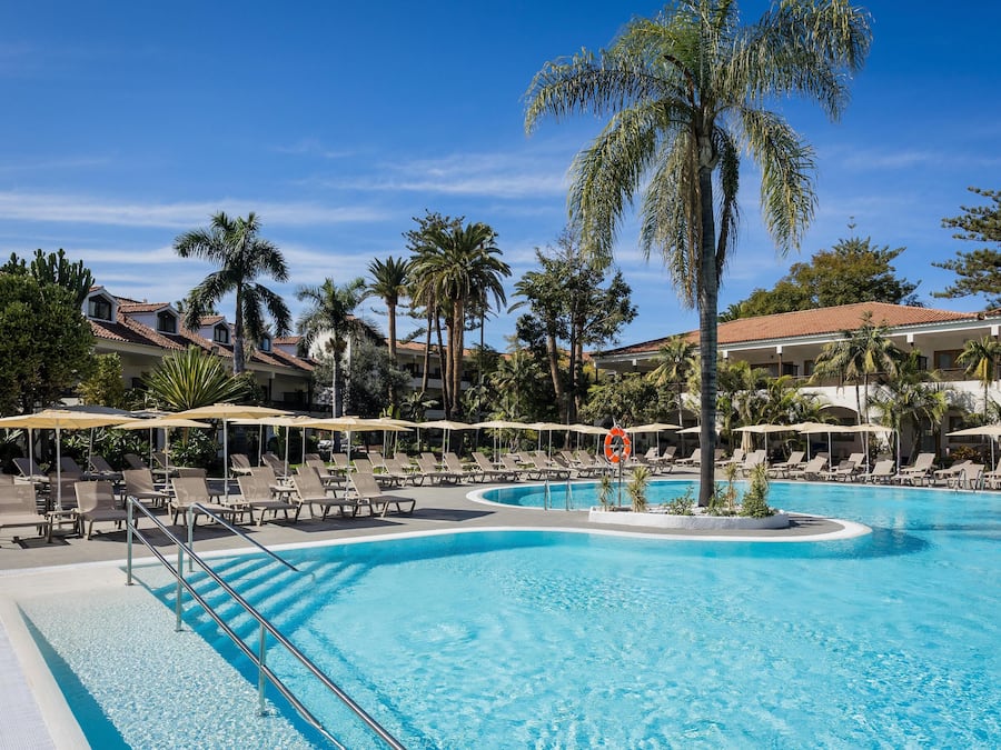 Piscine extérieure, parasols de plage, chaises longues