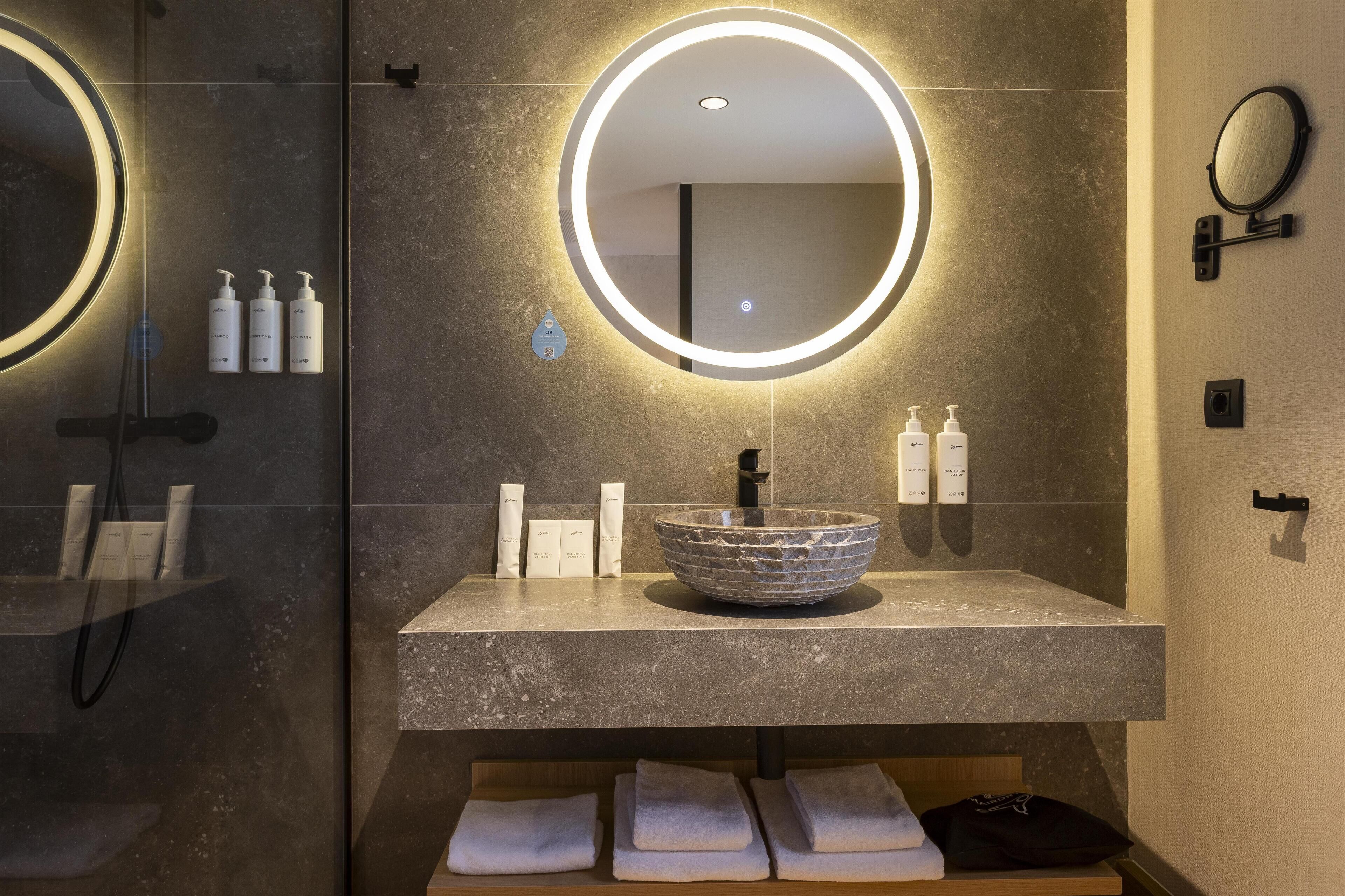 Doccia, set di cortesia gratuito, asciugacapelli, asciugamani