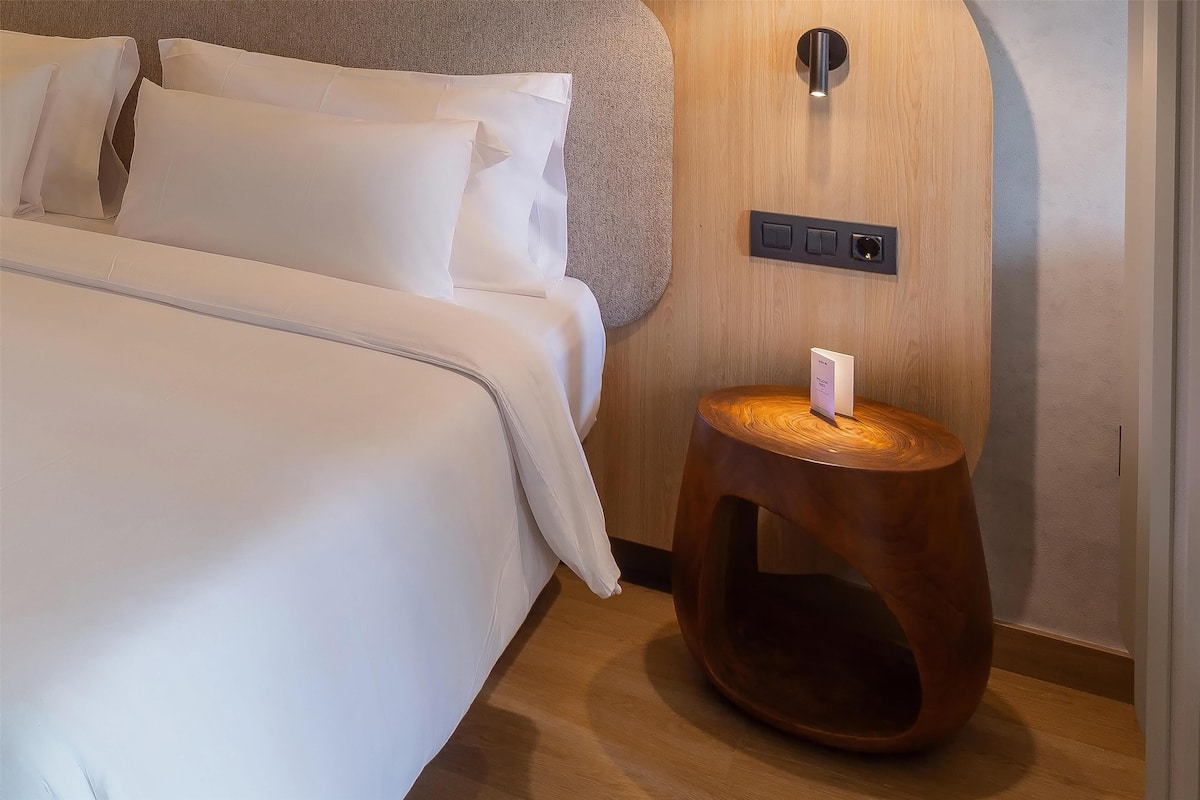 Minibar, in-room safe, desk, laptop workspace