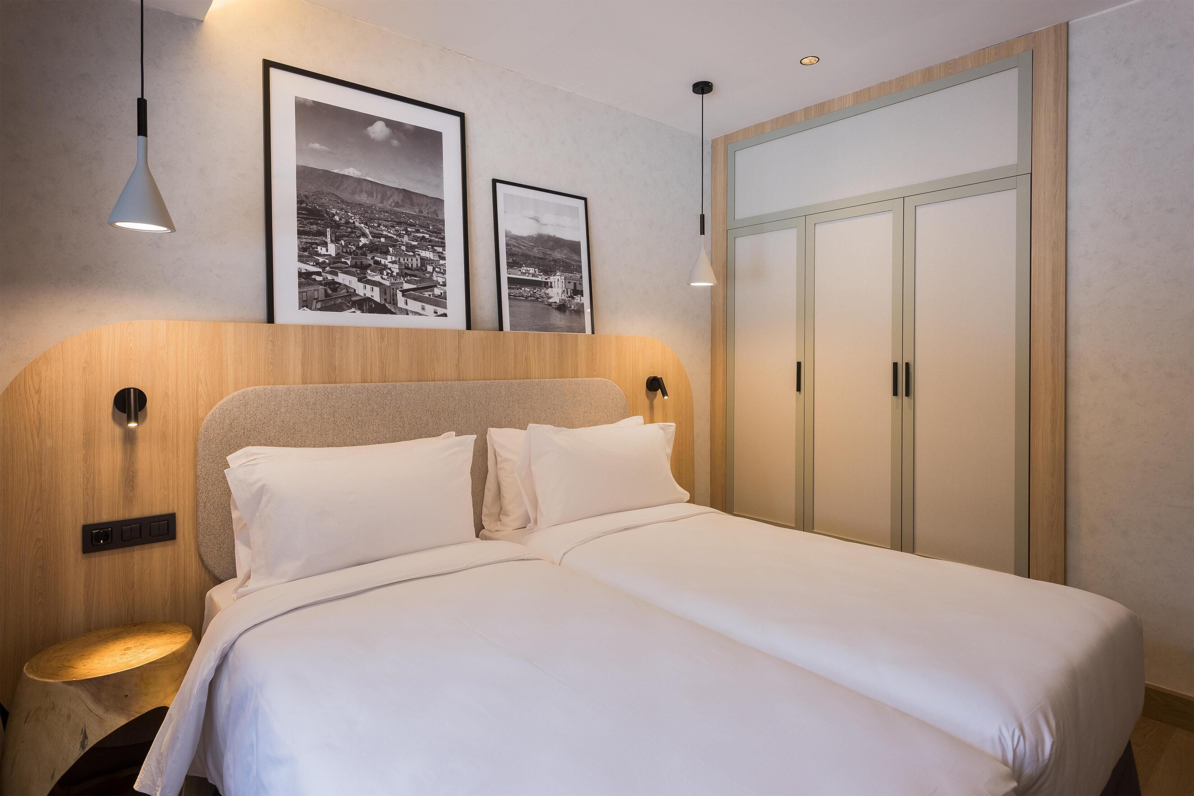 Minibar, värdeförvaringsskåp på rummet och skrivbord