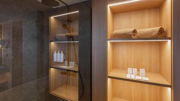 Een douche, gratis toiletartikelen, een haardroger, handdoeken
