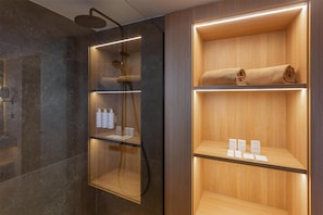 Douche, articles de toilette gratuits, sèche-cheveux