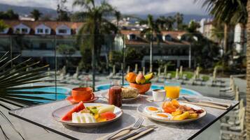 Free daily buffet breakfast