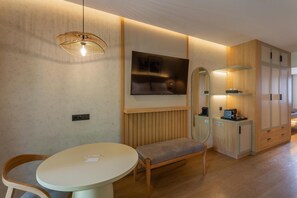 Minibar, Zimmersafe, Schreibtisch, laptopgeeigneter Arbeitsplatz