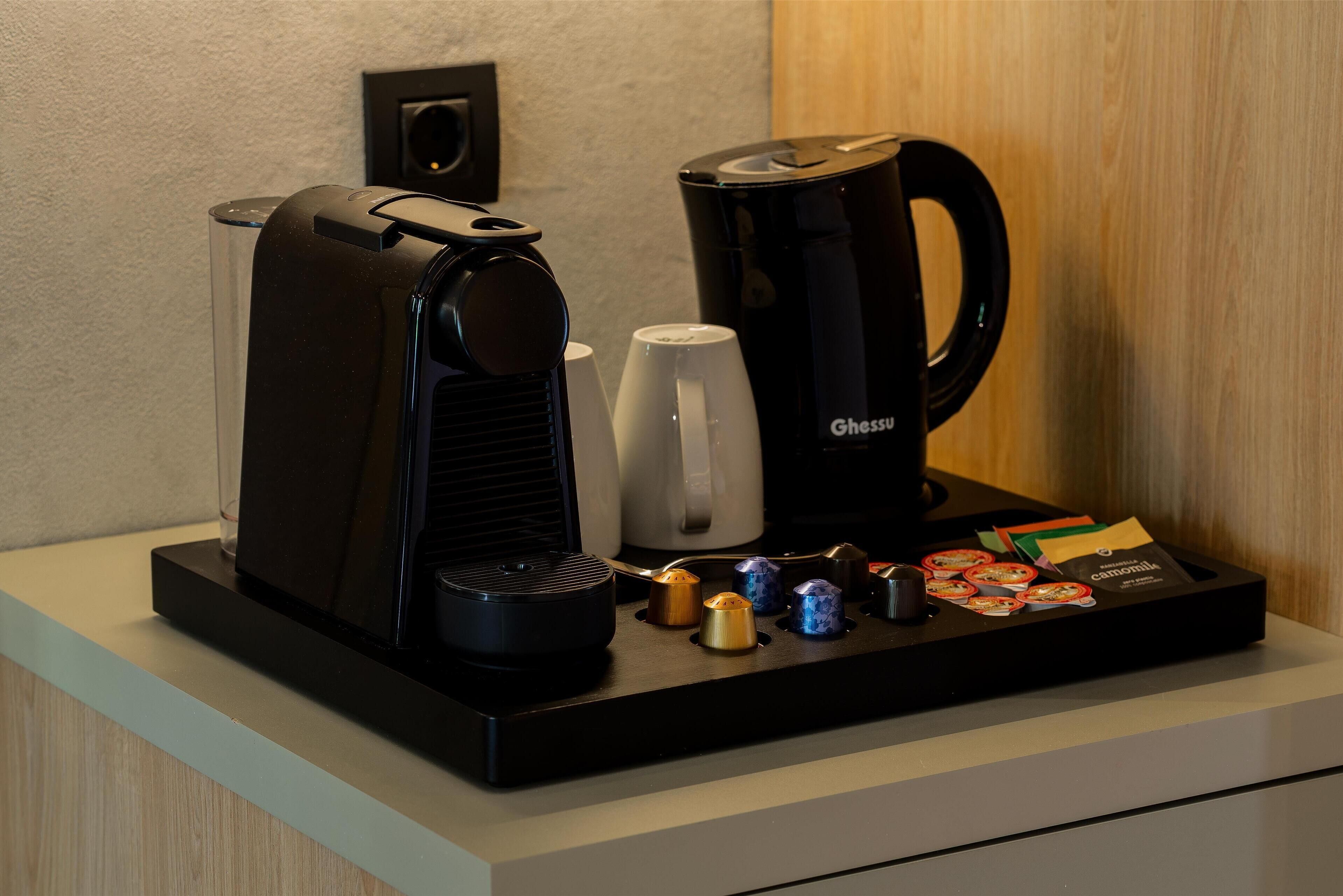 Minibar, caja de seguridad en la habitación y escritorio 