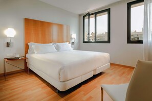 Minibar, caja fuerte, escritorio y cortinas opacas