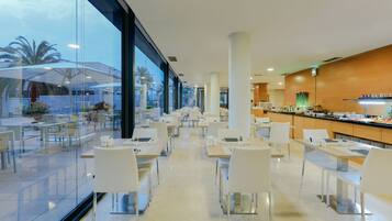 Desayuno buffet diario (EUR 18 por persona)