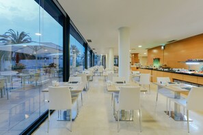Colazione a buffet, servita tutte le mattine (18 EUR a persona)